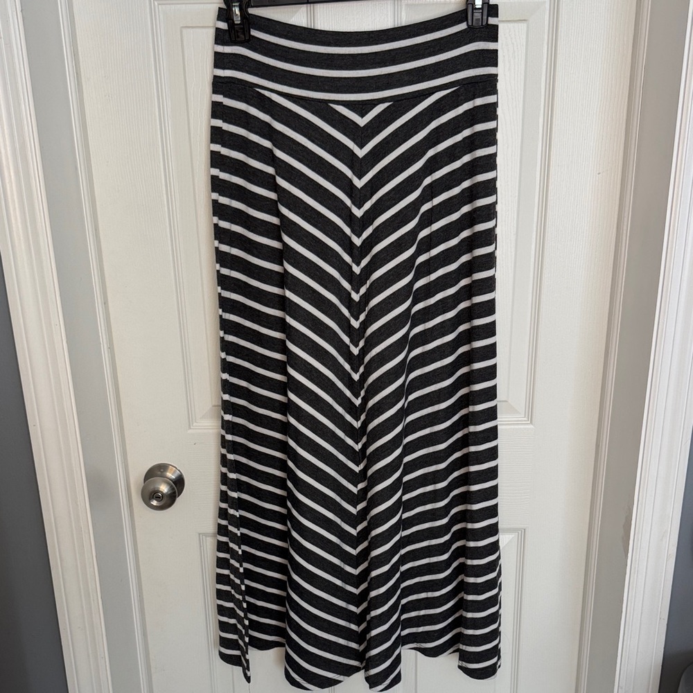 AB Studio Gray and White Chevron Maxi Skirt